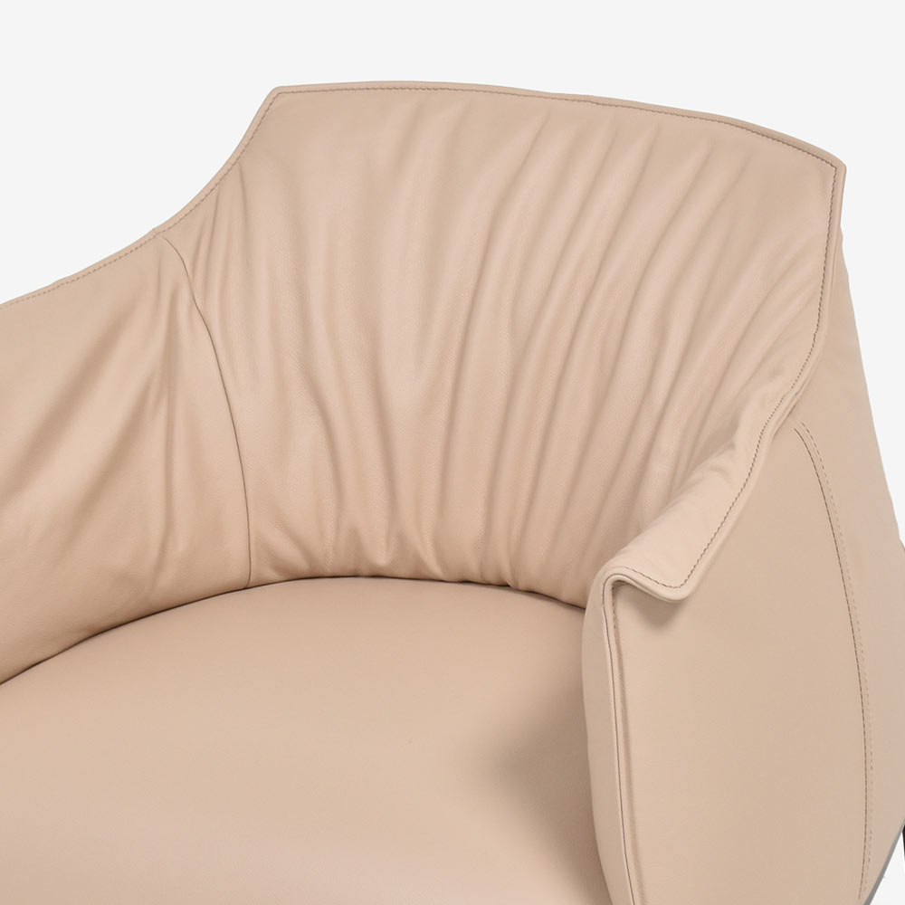 PoltronaFrau（ポルトローナ・フラウ）アームチェア「アーチボルド」革ベージュ色 #SC42Maquillage【お手入れキットの特典付き】