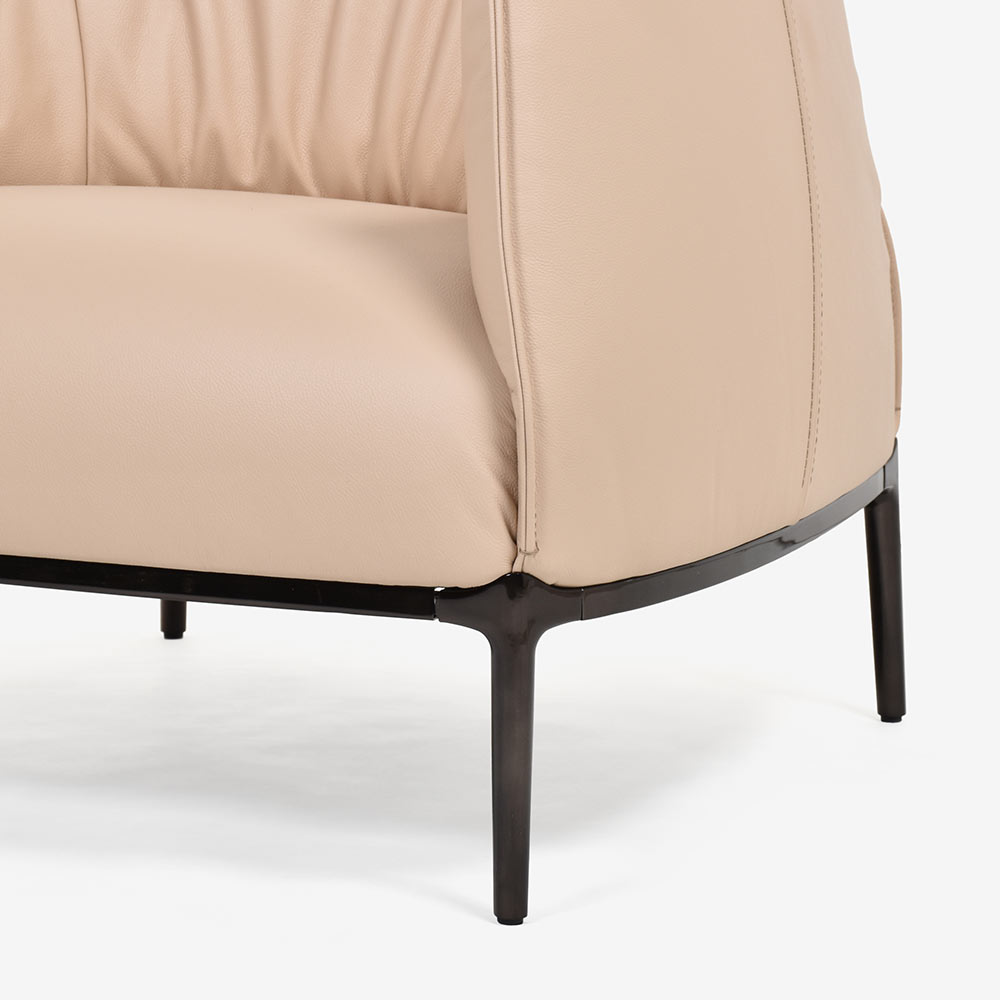 PoltronaFrau（ポルトローナ・フラウ）アームチェア「アーチボルド」革ベージュ色 #SC42Maquillage【お手入れキットの特典付き】