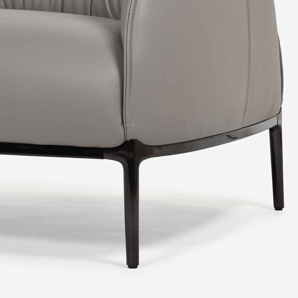 PoltronaFrau（ポルトローナ・フラウ）アームチェア「アーチボルドラージ」革トープ色 #SC26Topo【お手入れキットの特典付き】