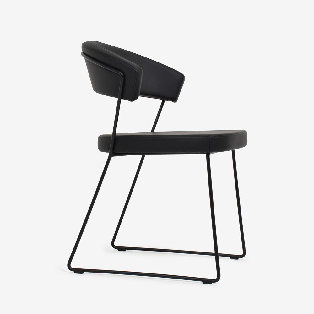 Calligaris（カリガリス）ダイニングチェア「New York CB1022」革ブラック/脚部マットブラック