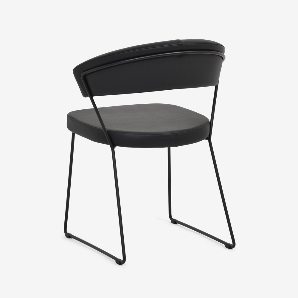 Calligaris（カリガリス）ダイニングチェア「New York CB1022」革ブラック/脚部マットブラック