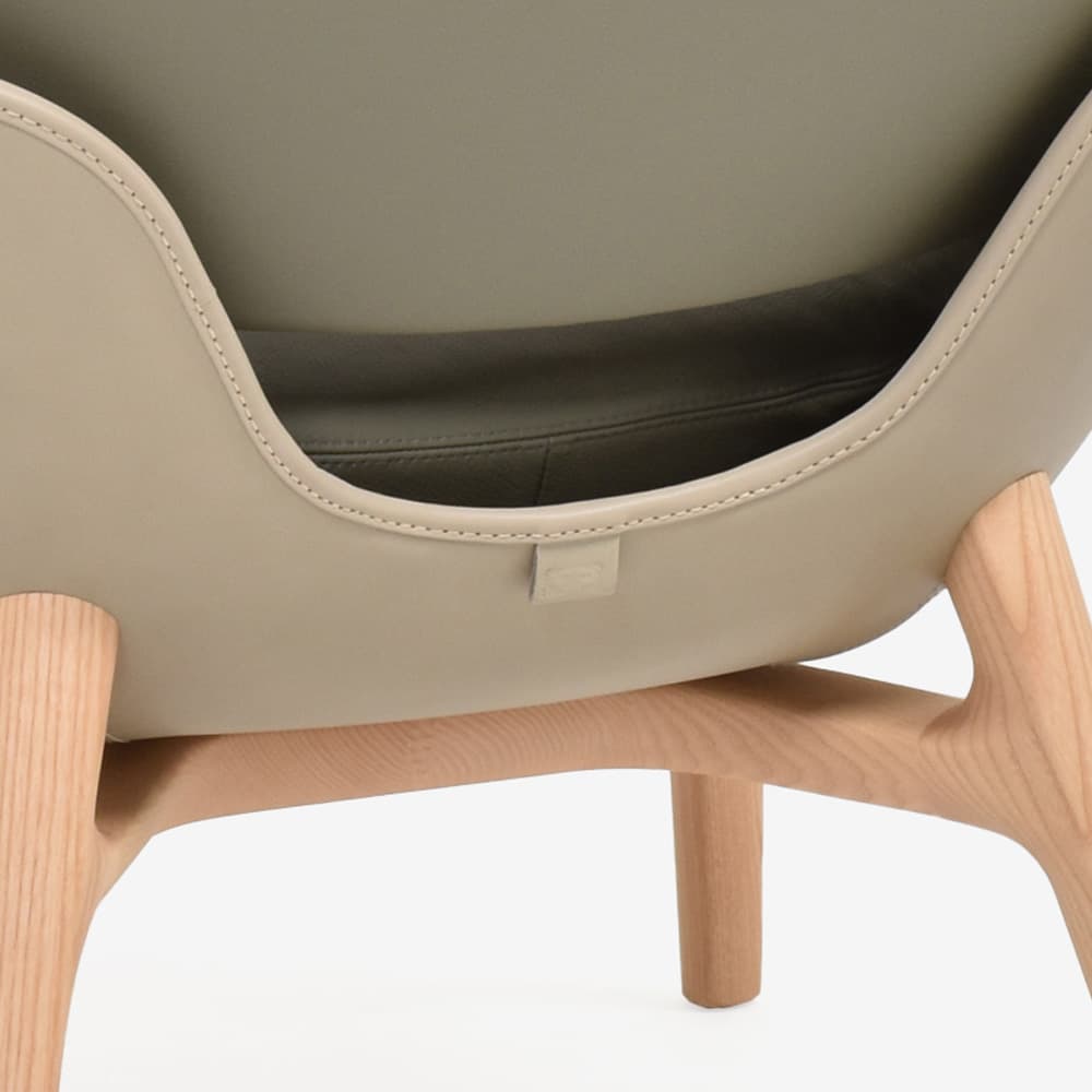 PoltronaFrau（ポルトローナ・フラウ）アームチェア「Martha マルタ」革ダーセナ#SC176/革コルダ#Corda 脚アッシュ材ナチュラル色【お手入れキットの特典付き】