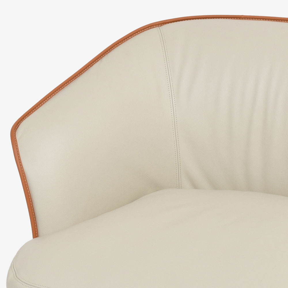 PoltronaFrau（ポルトローナ・フラウ）アームチェア「ニヴォラ」幅86cm 革スタッコ色/キャメル色【お手入れキットの特典付き】