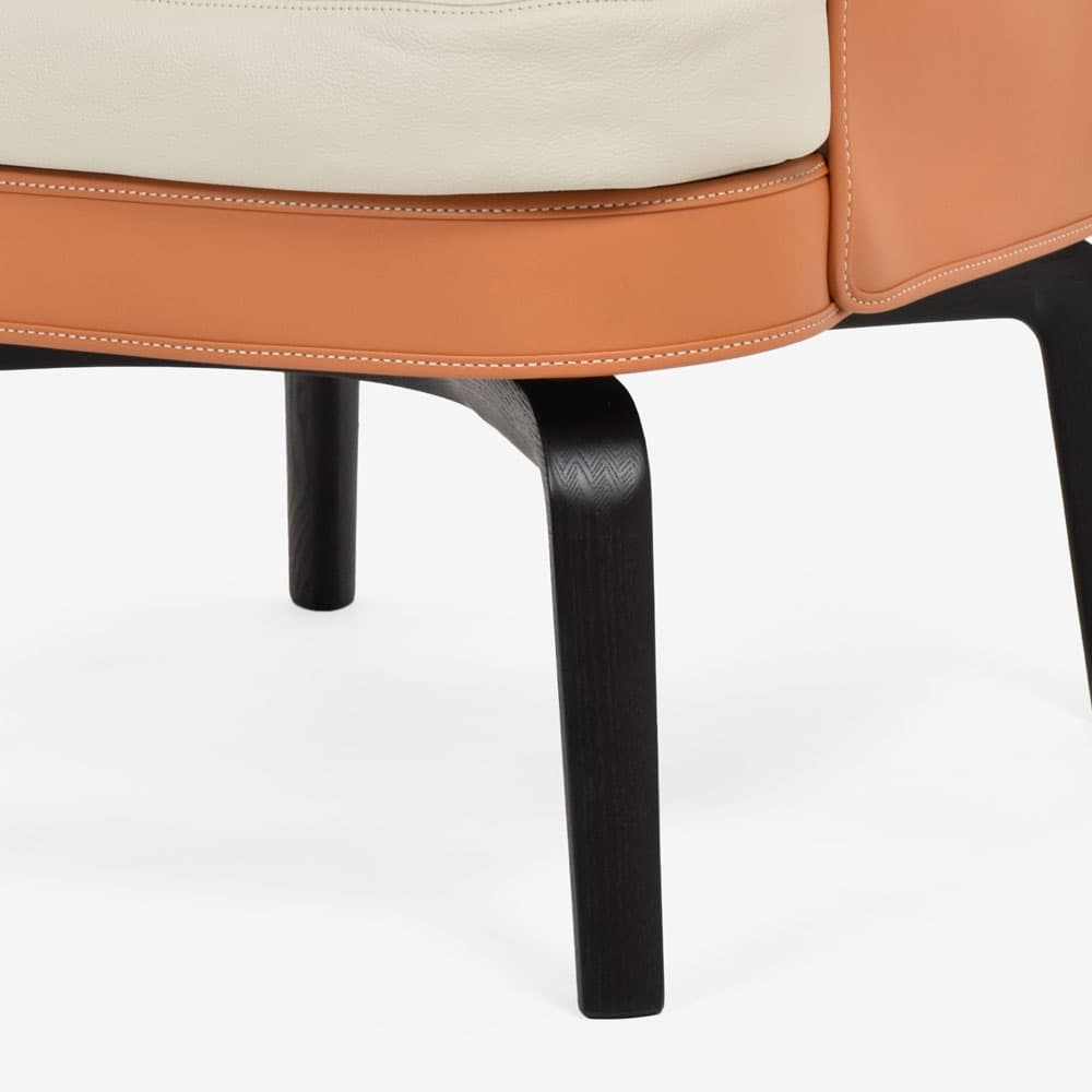 PoltronaFrau（ポルトローナ・フラウ）アームチェア「ニヴォラ」幅86cm 革スタッコ色/キャメル色【お手入れキットの特典付き】