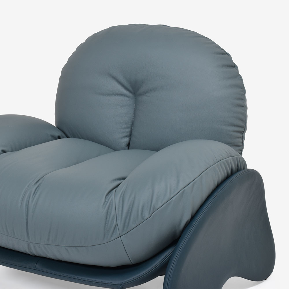 PoltronaFrau（ポルトローナ・フラウ）アームチェア「スクワッシュ」幅103cm 革スチールブルー色/ミネラルブルー色【お手入れキットの特典付き】