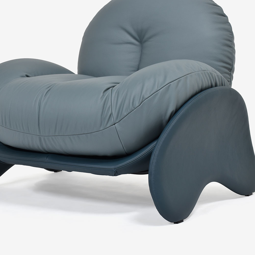 PoltronaFrau（ポルトローナ・フラウ）アームチェア「スクワッシュ」幅103cm 革スチールブルー色/ミネラルブルー色【お手入れキットの特典付き】