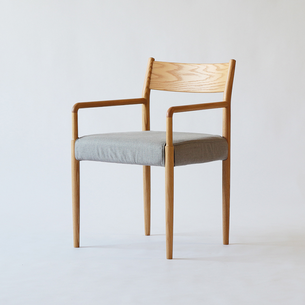 IKASAS（イカサ）ダイニングチェア（肘付き）「SUIPPO-スイッポ-ARM CHAIR」オーク材 カバー全3色