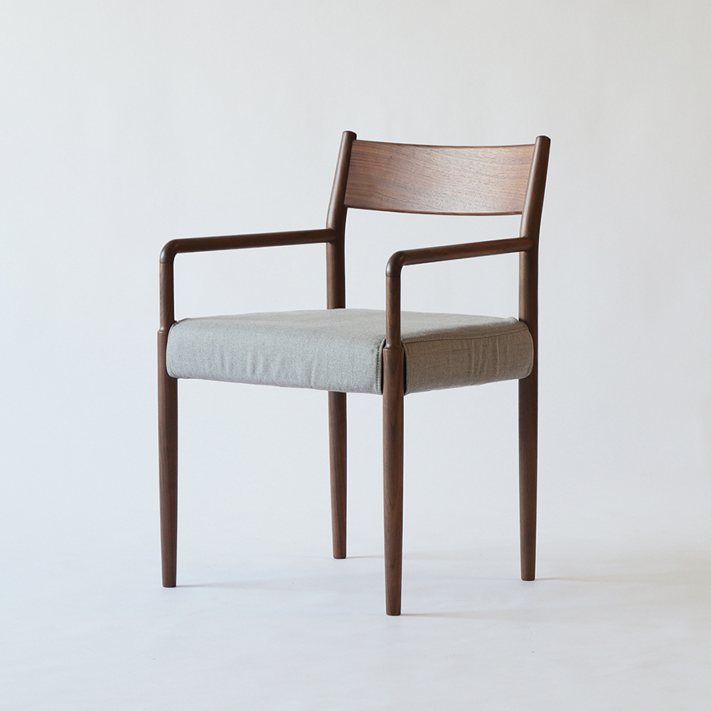IKASAS（イカサ）ダイニングチェア（肘付き）「SUIPPO-スイッポ-ARM CHAIR」ウォールナット材 カバー全3色
