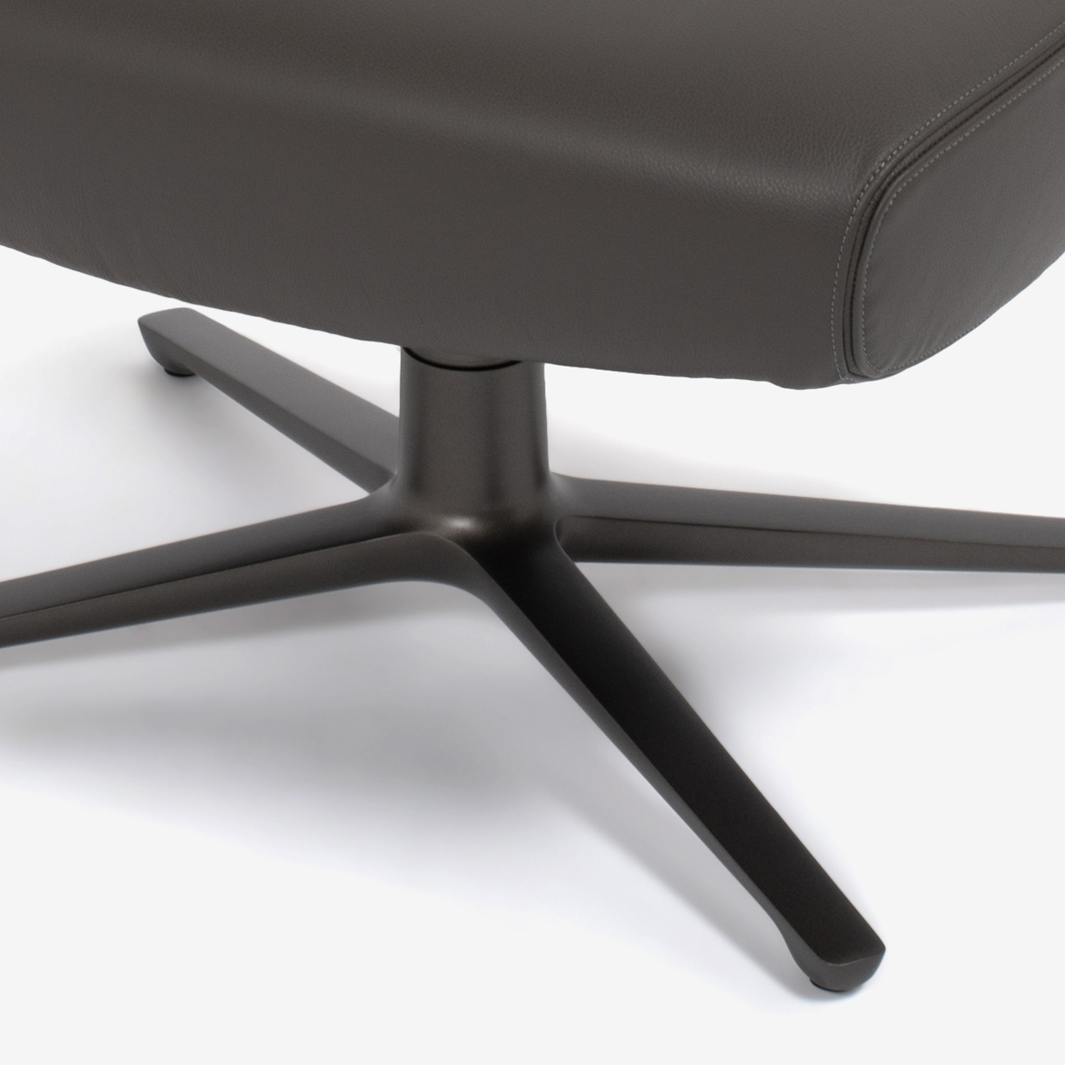PoltronaFrau（ポルトローナ・フラウ）オットマン「ジェイラウンジ」革セピア色