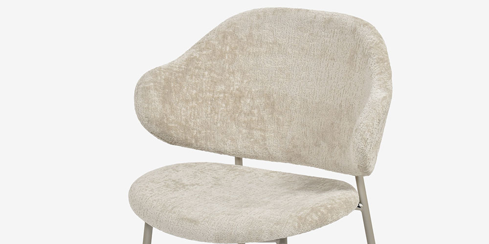 優美なカーブを描く背もたれ