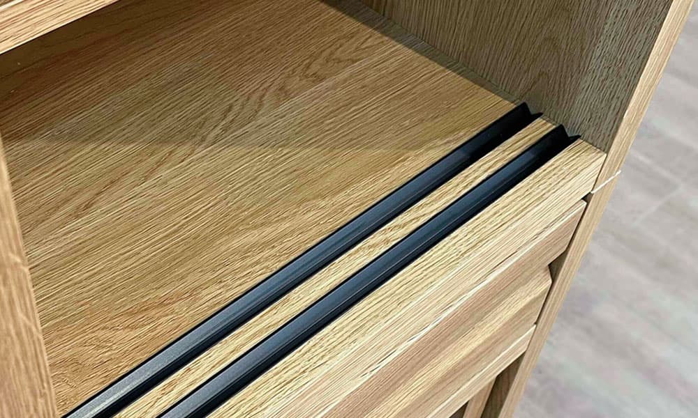 カウンターRE.耐久性の高いV字アルミレール