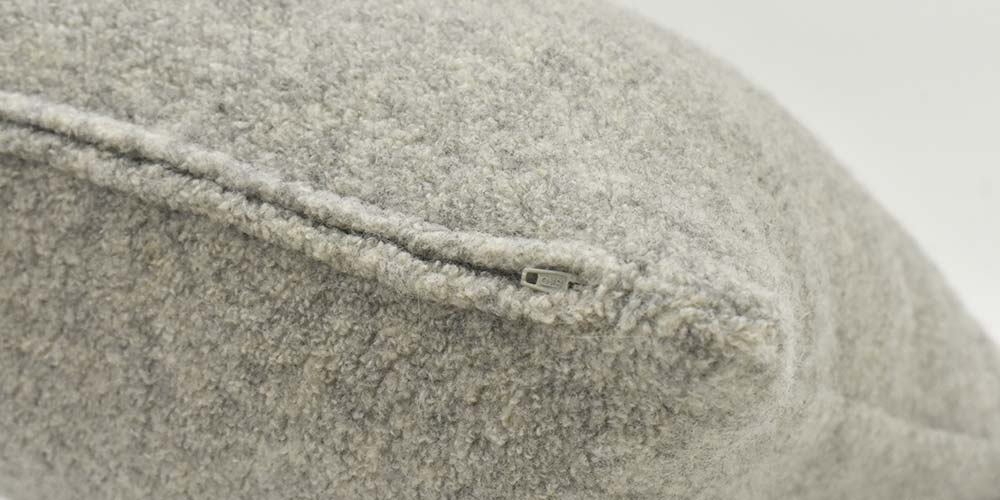 クッションカバー「ペコラ」グレーのファスナー部分