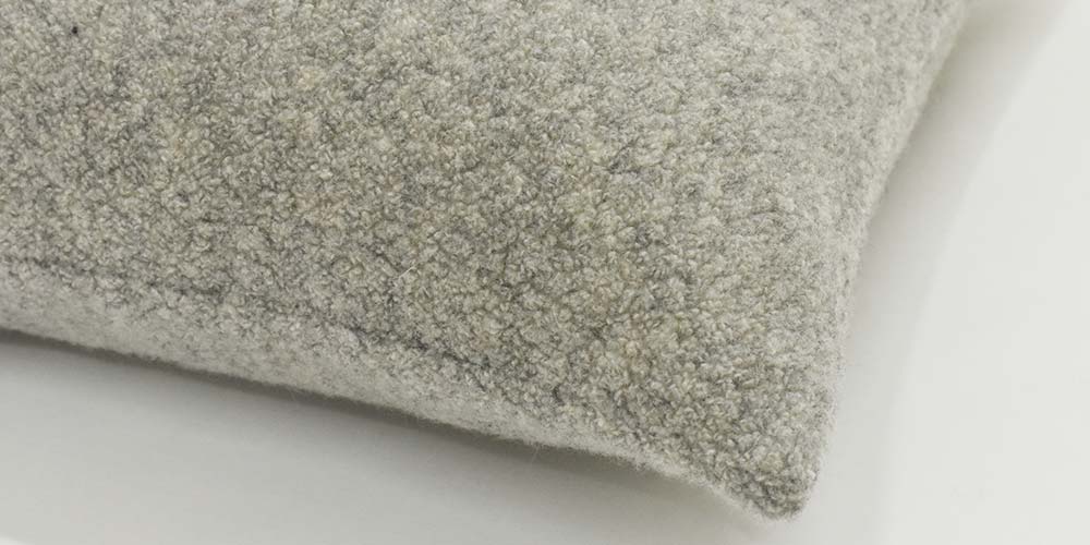 クッションカバー「ペコラ」グレーのブークレ生地イメージ