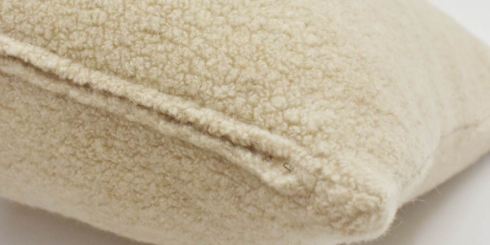 クッションカバー「ペコラ」ライトBEのファスナー部分