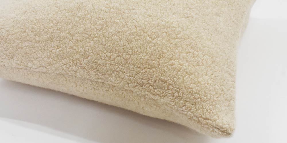 クッションカバー「ペコラ」ライトBEのブークレ生地イメージ