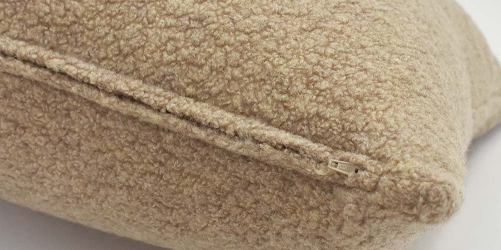 クッションカバー「ペコラ」ベージュのファスナー部分