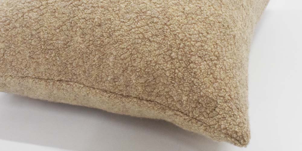 クッションカバー「ペコラ」ベージュのブークレ生地イメージ