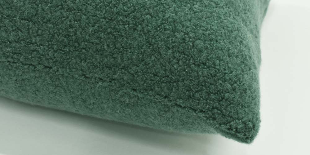 クッションカバー「ペコラ」グリーンのブークレ生地イメージ