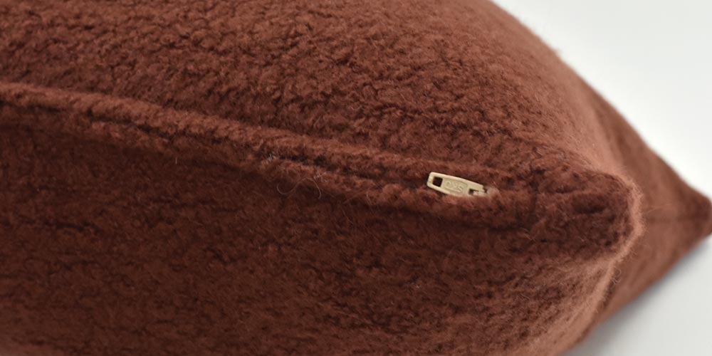 クッションカバー「ペコラ」テラコッタのファスナー部分