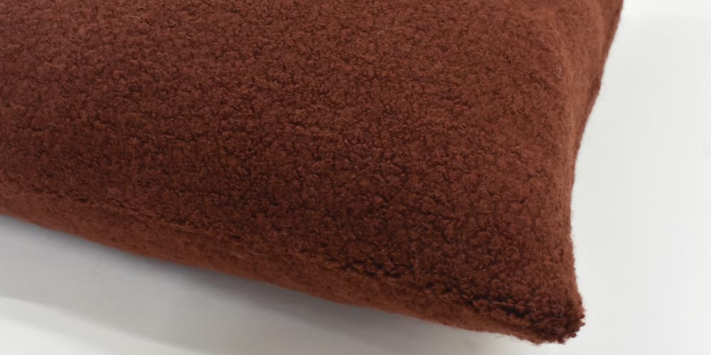 クッションカバー「ペコラ」テラコッタのブークレ生地イメージ