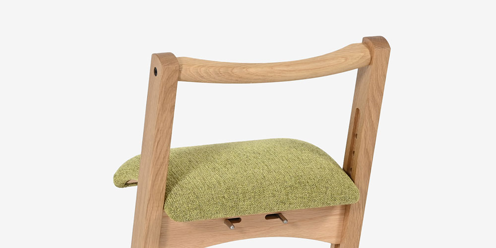 「パロットチェア」の背もたれにもなる持ち手