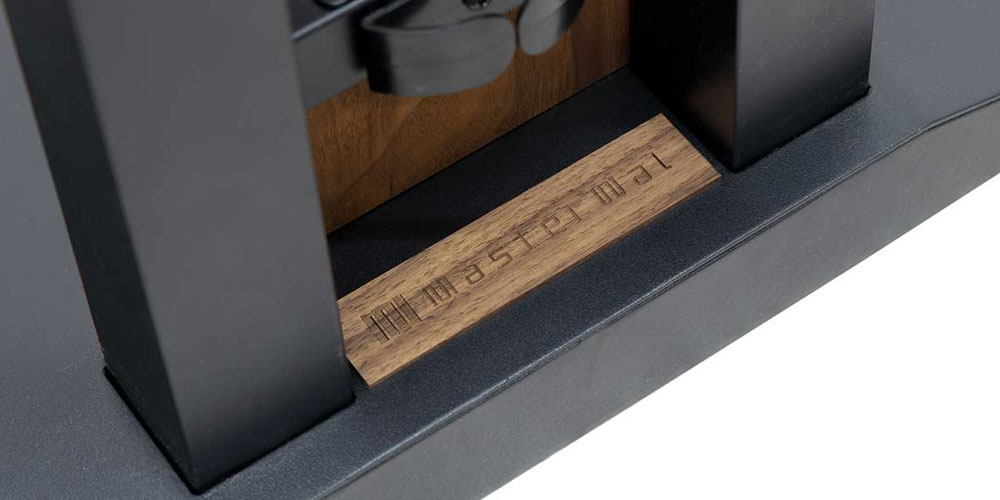 テレビスタンド「AM エーエム」の焼印プレート