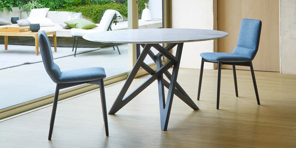 脚部デザインが特徴的なダイニングテーブル「ロゼエンネア」