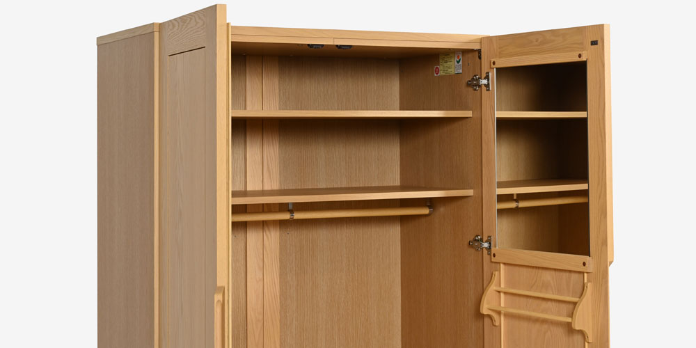 内扉にはミラーとネクタイ掛けのあるワードローブ「シナモン」