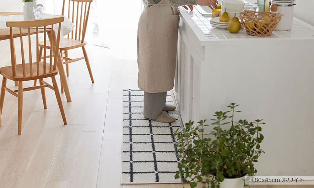 キッチンマット「オセロ」ホワイト色 180x45cm使用イメージ