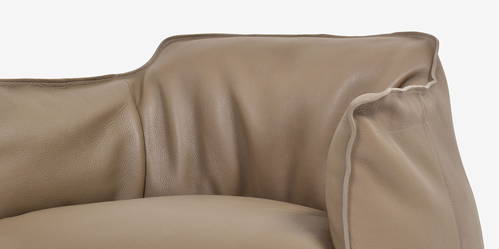 「アーチボルドグランコンフォート」革オリーチェ色のダウンを使用したクッション部