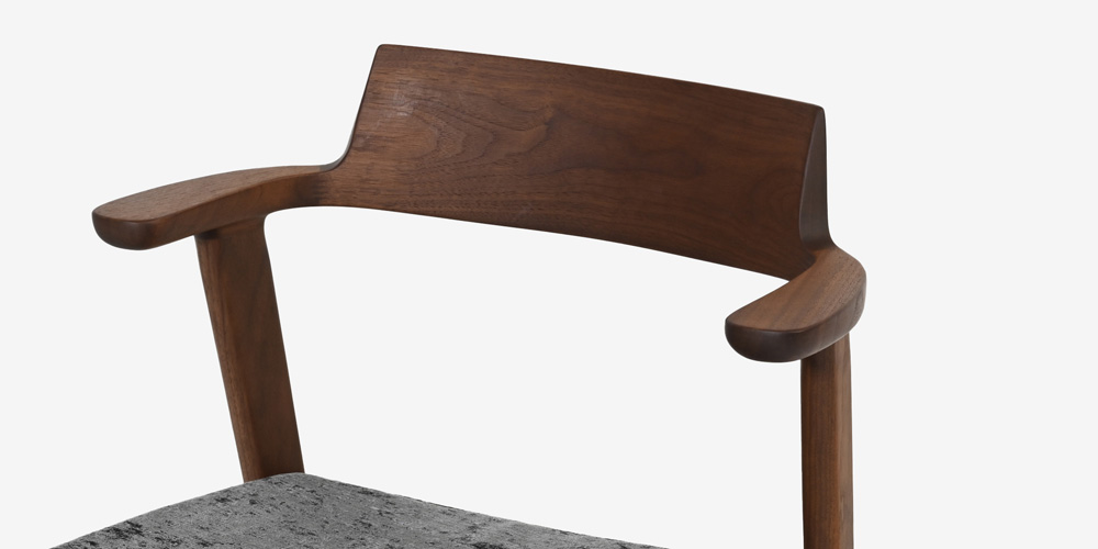 背中を包み込む、計算されたカーブ