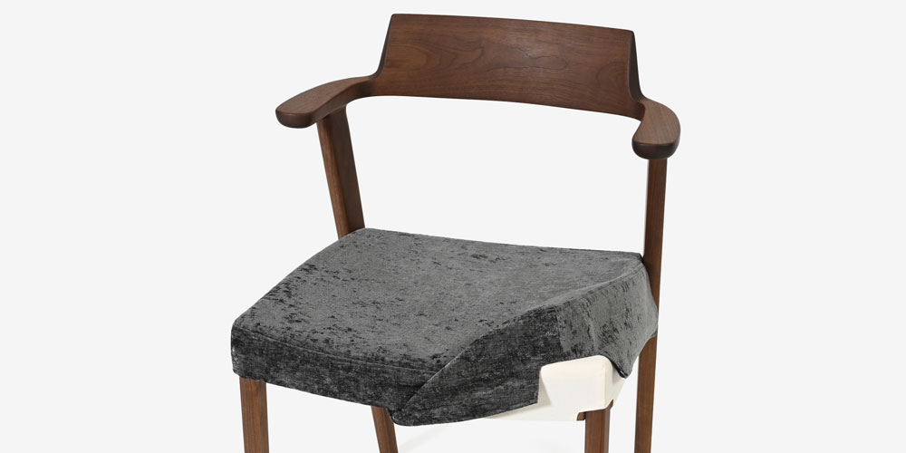 デザインと機能性を両立させたハーフアームのダイニングチェア「シャルダン」