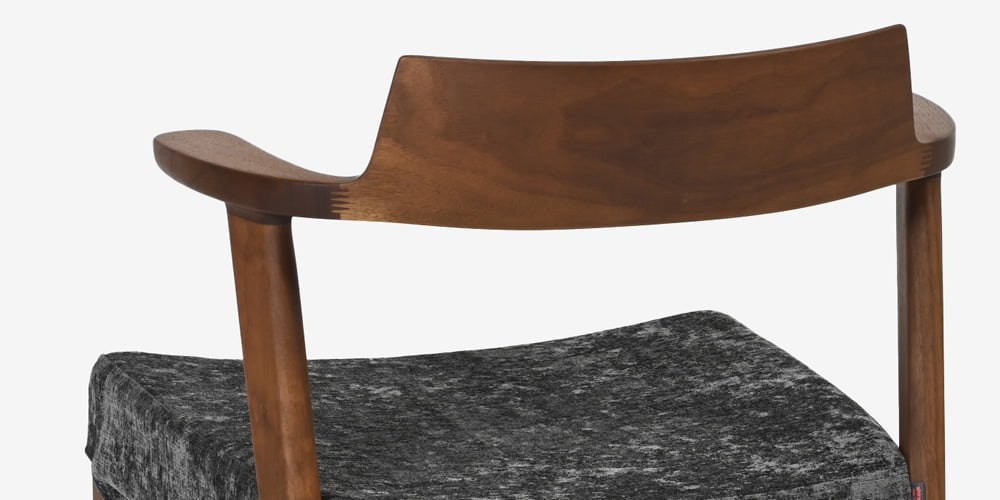 デザインと機能性を両立させたハーフアームのダイニングチェア「シャルダン」