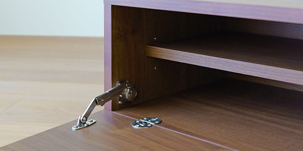 テレビボード「レッチェ」ウォールナット材 フラップ扉と引出し収納