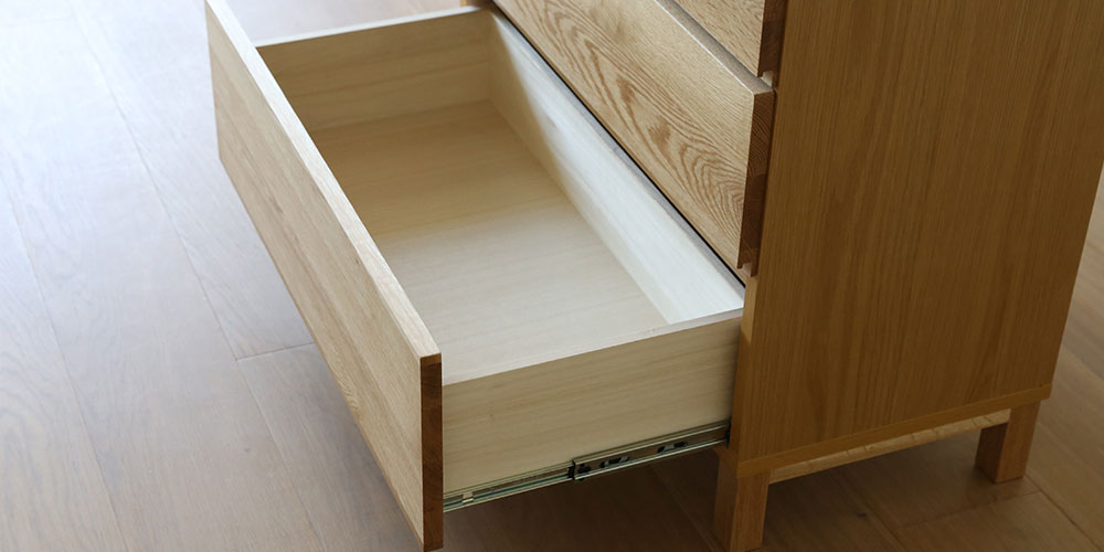 リビングチェスト「レッチェ」幅80cm  ホワイトオーク材の最下段引出し