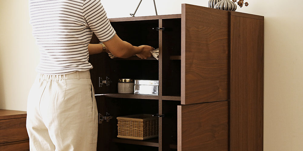 ハイキャビネット「レッチェ」幅80cm ウォールナット材の扉内部