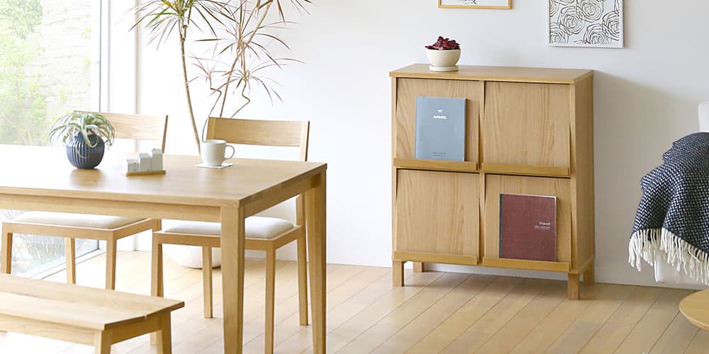 マガジンレコードラック「レッチェ」幅76.8cm ホワイトオーク材のコーディネートイメージ