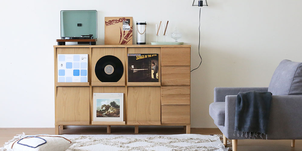 マガジンレコードラック「レッチェ」ホワイトオーク材のコーディネートイメージ