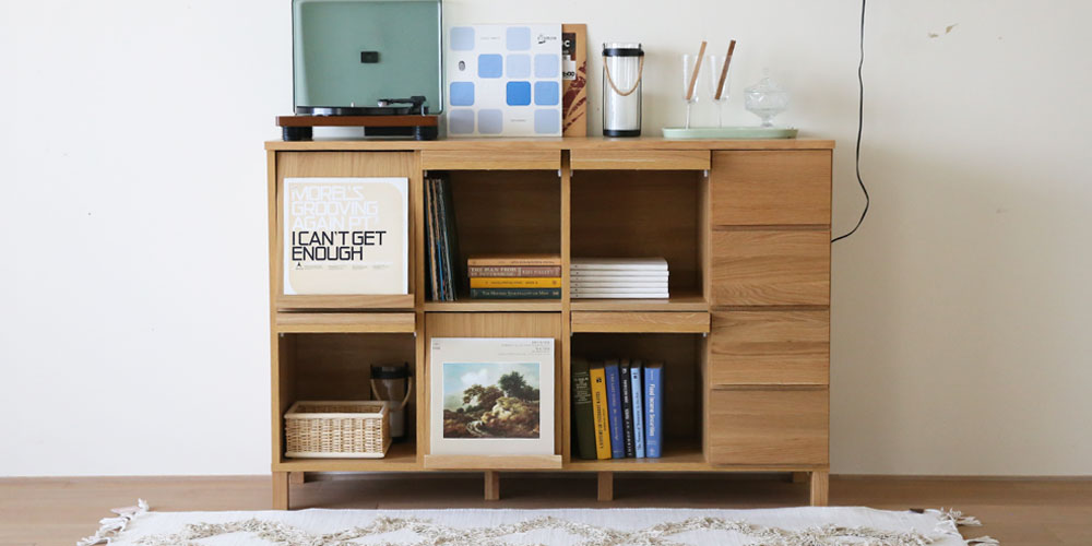 マガジンレコードラック「レッチェ」のフラップ扉を開けた状態