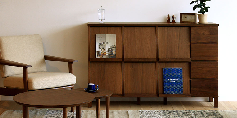 マガジンレコードラック「レッチェ」ウォールナット材のコーディネートイメージ