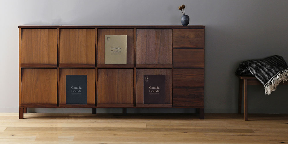 マガジンレコードラック「レッチェ」ウォールナット材のコーディネートイメージ