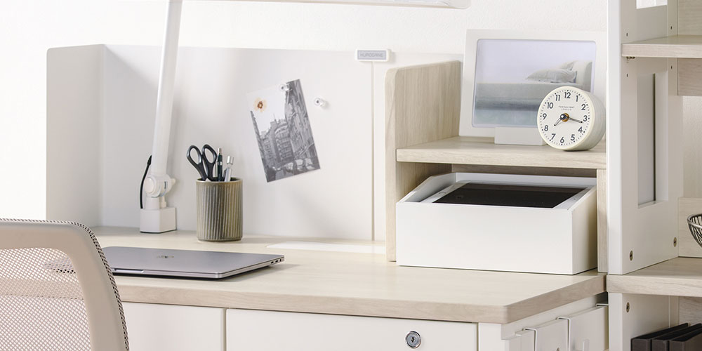 ザ・デスクのスチール製スクリーンパネル