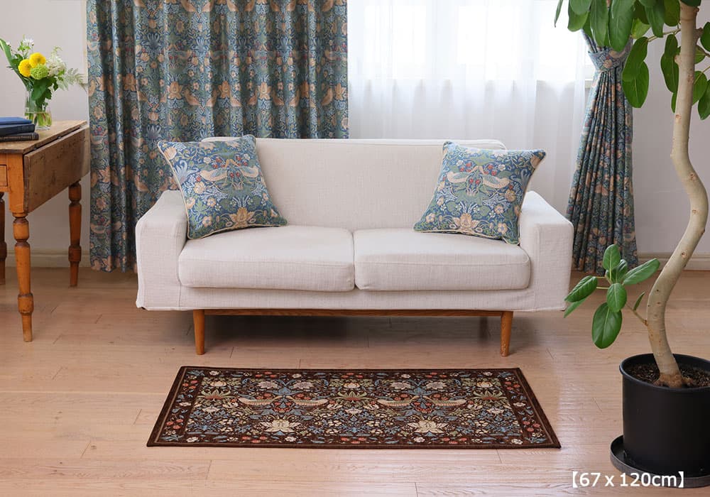 マット「いちご泥棒」ブラウンの67ｘ120cmのソファ前使用イメージ