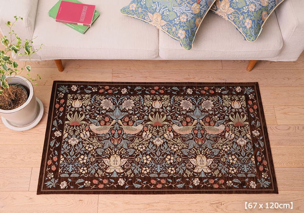 マット「いちご泥棒」ブラウンの67ｘ120cmのソファ前使用イメージ