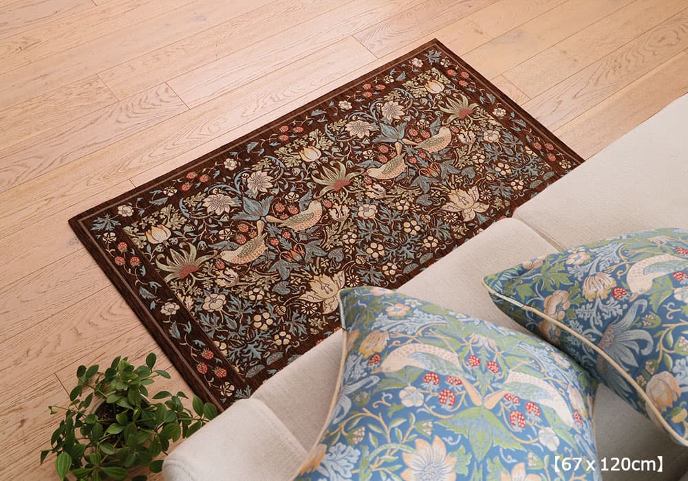 マット「いちご泥棒」ブラウンの67ｘ120cmのソファ前使用イメージ