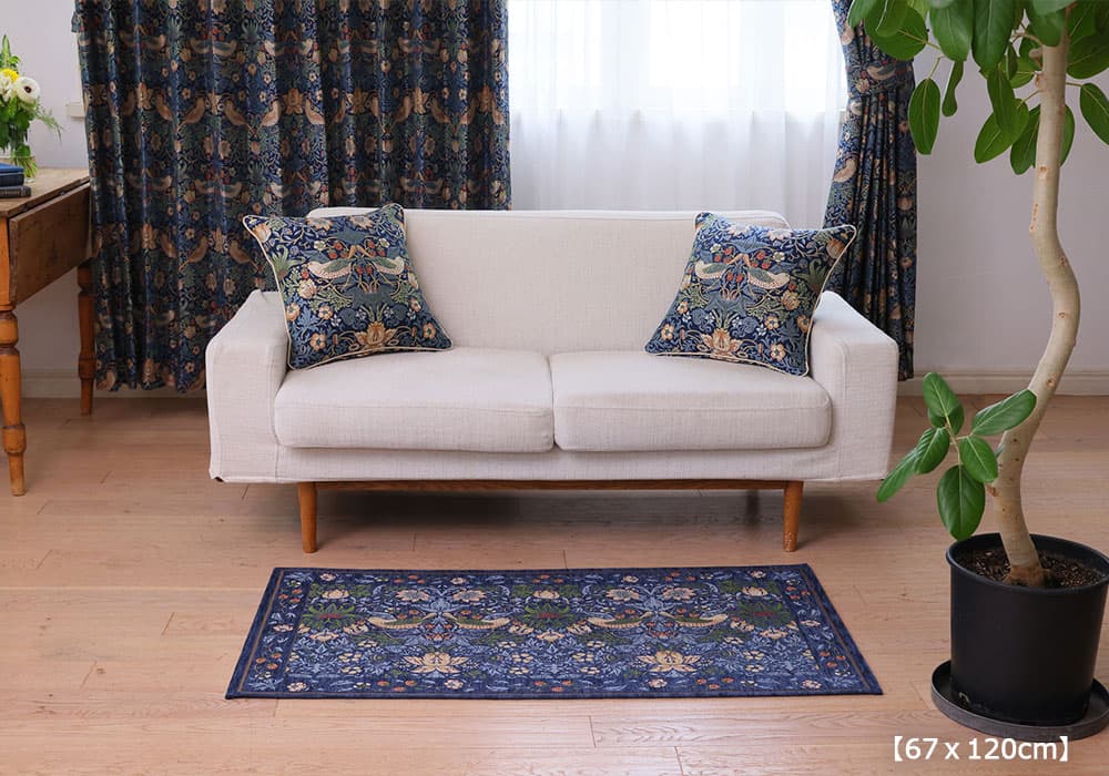 マット「いちご泥棒」ブルーの67ｘ120cmのソファ前使用イメージ