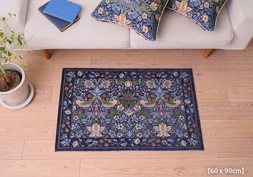 マット「いちご泥棒」ブルーの60ｘ90cmのソファ前使用イメージ