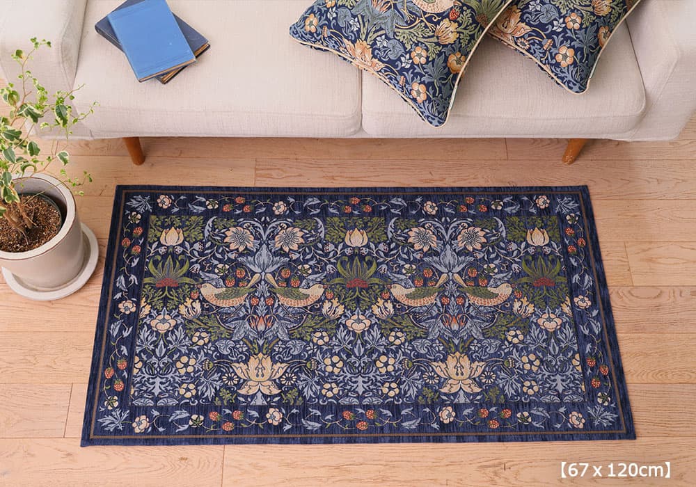 マット「いちご泥棒」ブルーの67ｘ120cmのソファ前使用イメージ