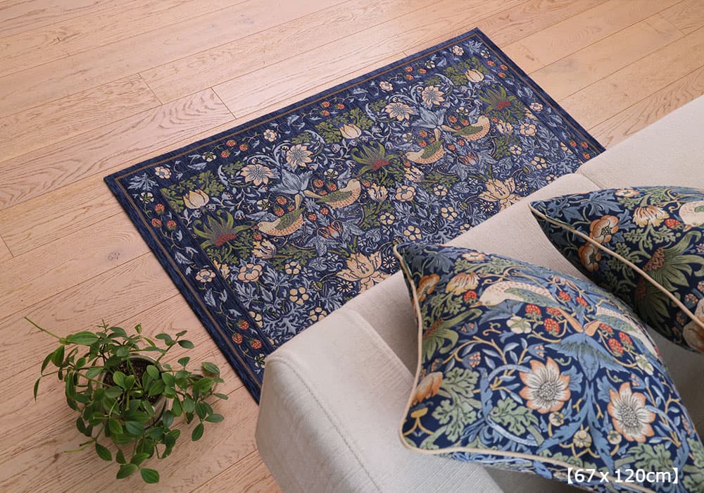 マット「いちご泥棒」ブルーの67ｘ120cmのソファ前使用イメージ