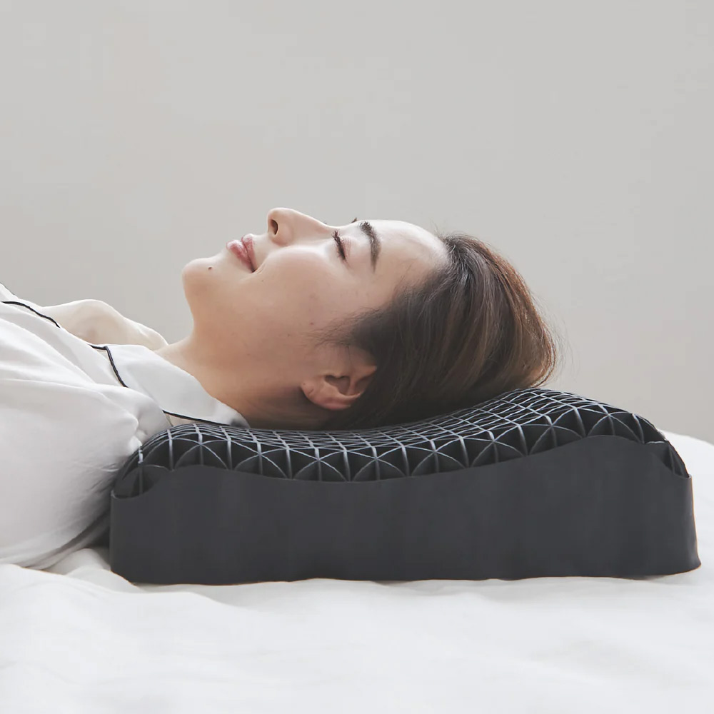 首元にしっかり密着。独自のウェーブ構造